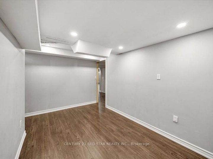Photo 33 at 31 Eiffel Boulevard, Vales of Castlemore North, Brampton