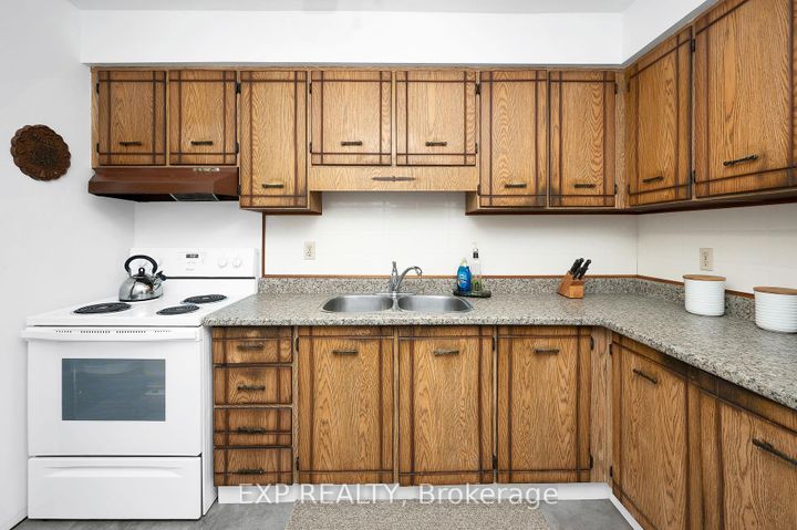 Photo 2 at 21 - 5017 Pinedale Avenue, Appleby, Burlington
