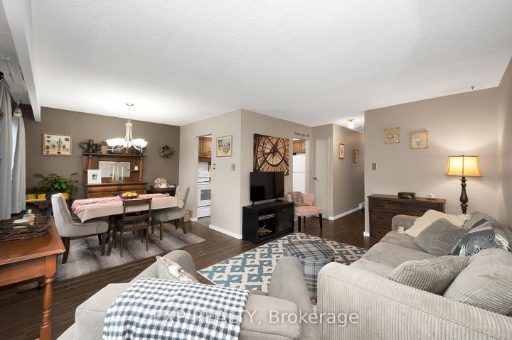 Photo 3 at 21 - 5017 Pinedale Avenue, Appleby, Burlington