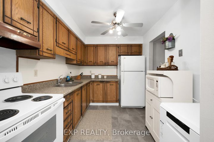 Photo 8 at 21 - 5017 Pinedale Avenue, Appleby, Burlington