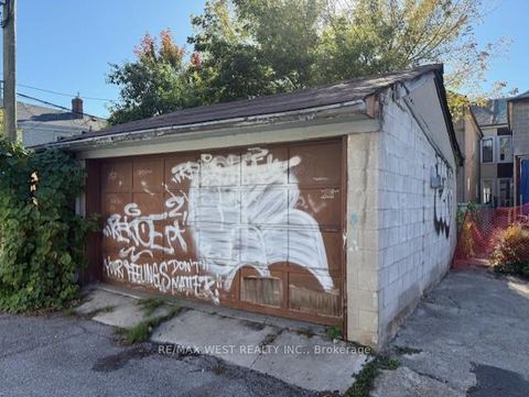 Photo 2 at 23 clinton Street, Little Italy, Toronto