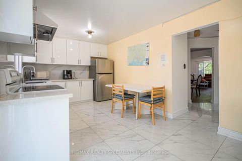 Photo 12 at 25 Auburn Avenue, Davenport, Toronto