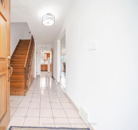 Photo 2 at 3 Stanstead Drive, Bathurst Manor, Toronto
