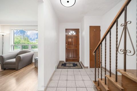Photo 3 at 3 Stanstead Drive, Bathurst Manor, Toronto