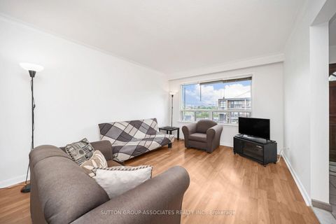 Photo 5 at 3 Stanstead Drive, Bathurst Manor, Toronto