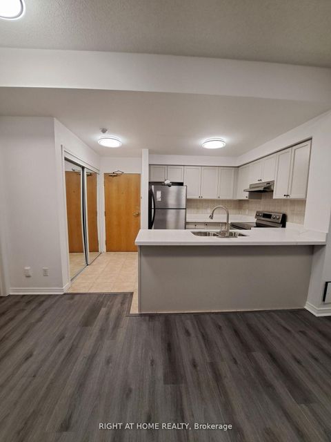 Photo 8 at 704 - 1 Maison Parc Court, Lakeview Estates, Vaughan
