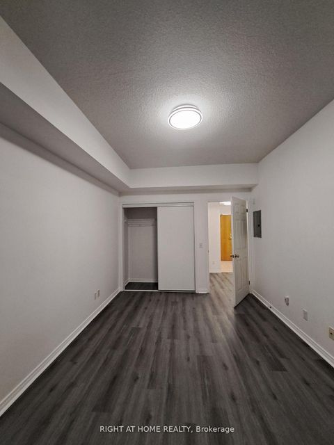 Photo 10 at 704 - 1 Maison Parc Court, Lakeview Estates, Vaughan