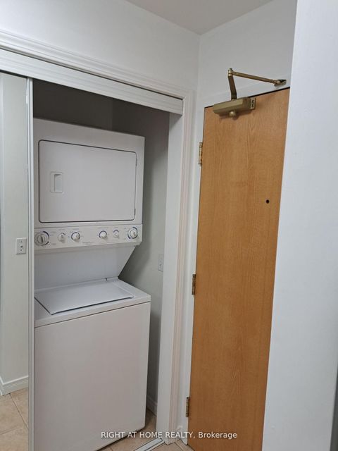 Photo 12 at 704 - 1 Maison Parc Court, Lakeview Estates, Vaughan