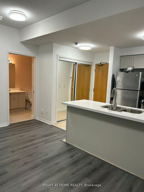 Photo 13 at 704 - 1 Maison Parc Court, Lakeview Estates, Vaughan