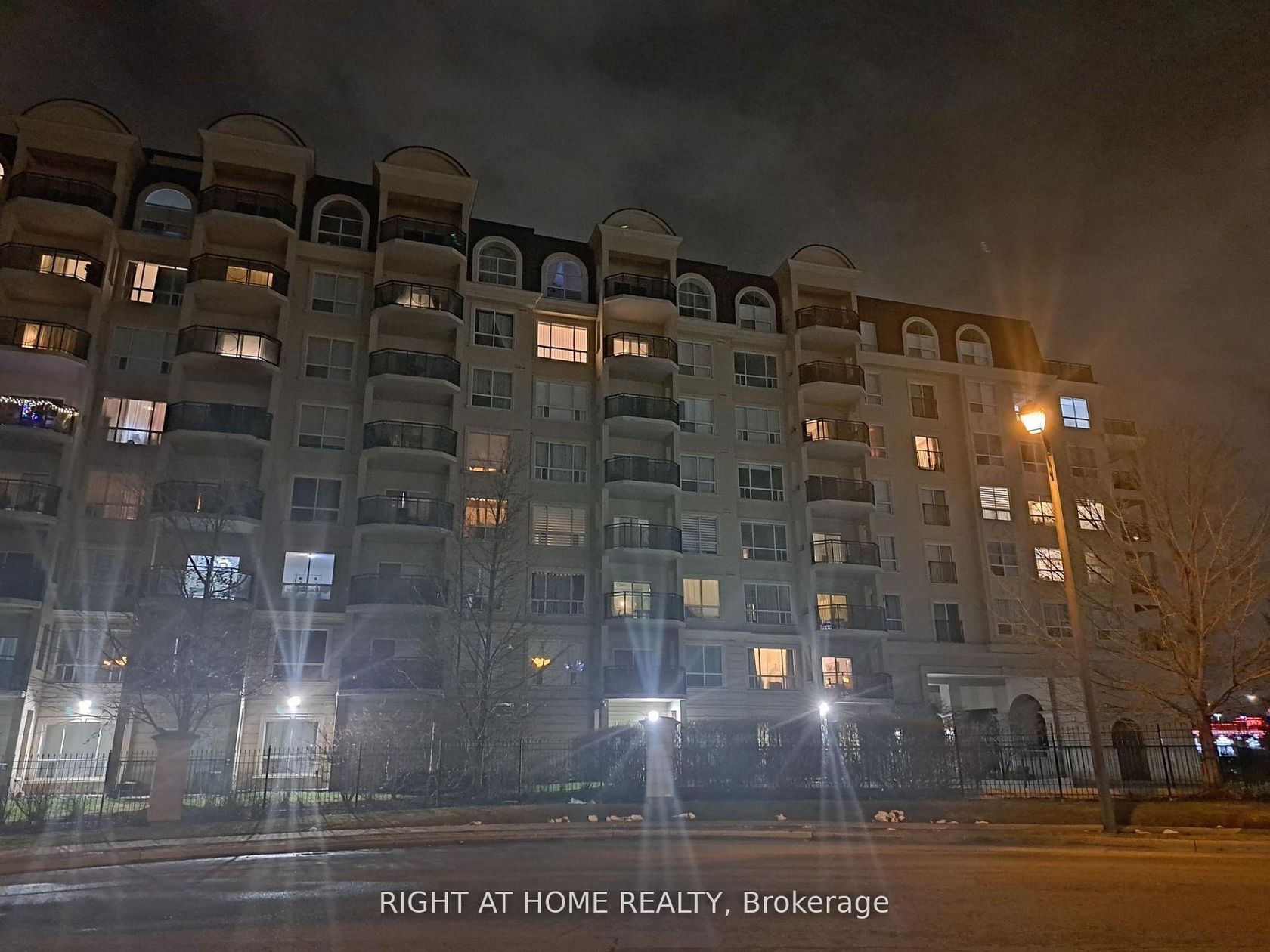 704 - 1 Maison Parc Court, Lakeview Estates, Vaughan photo 8