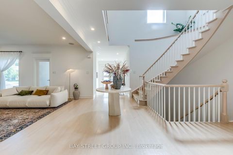 Photo 3 at 128 beverley glen Boulevard, Beverley Glen, Vaughan