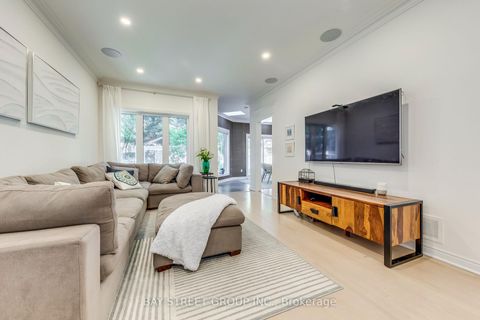 Photo 9 at 128 beverley glen Boulevard, Beverley Glen, Vaughan