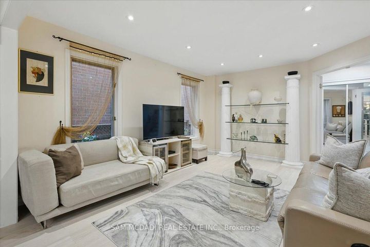 Photo 5 at 6074 Leeside Crescent, Central Erin Mills, Mississauga