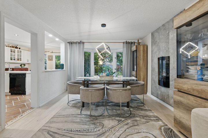 Photo 7 at 6074 Leeside Crescent, Central Erin Mills, Mississauga
