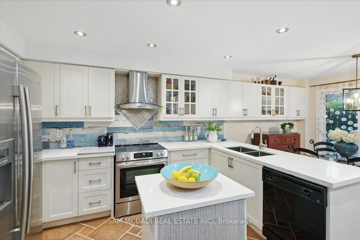 Photo 9 at 6074 Leeside Crescent, Central Erin Mills, Mississauga
