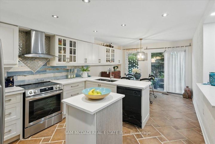 Photo 10 at 6074 Leeside Crescent, Central Erin Mills, Mississauga