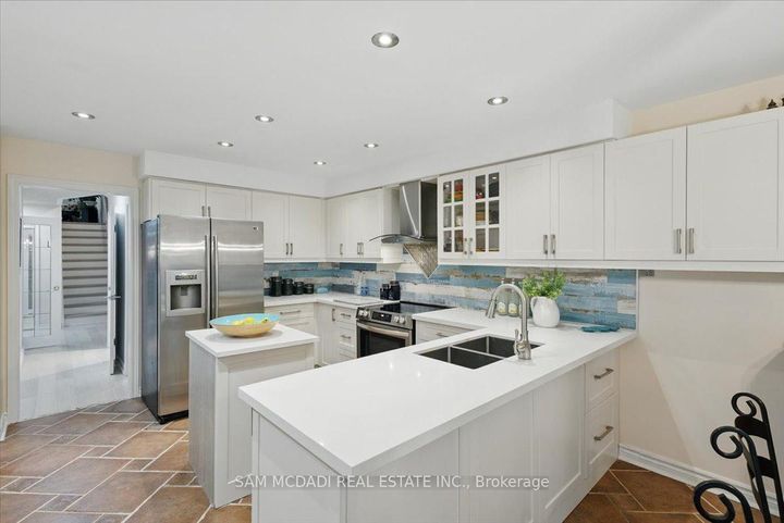 Photo 11 at 6074 Leeside Crescent, Central Erin Mills, Mississauga
