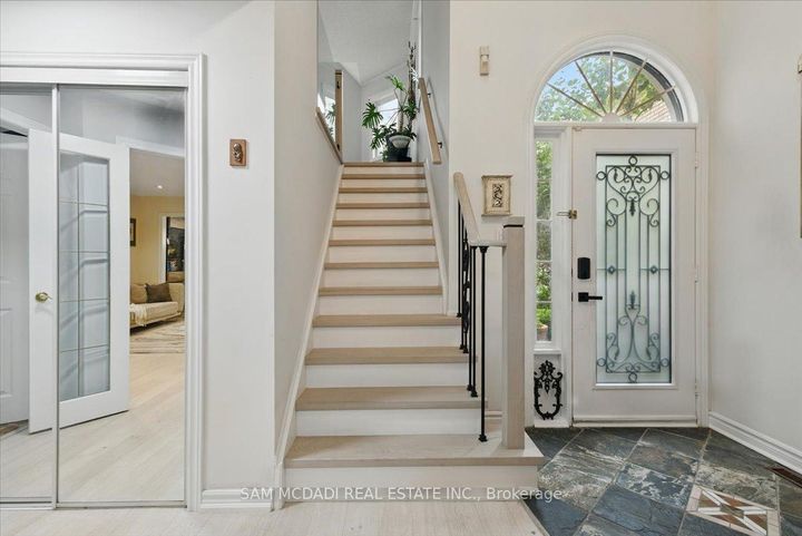 Photo 14 at 6074 Leeside Crescent, Central Erin Mills, Mississauga