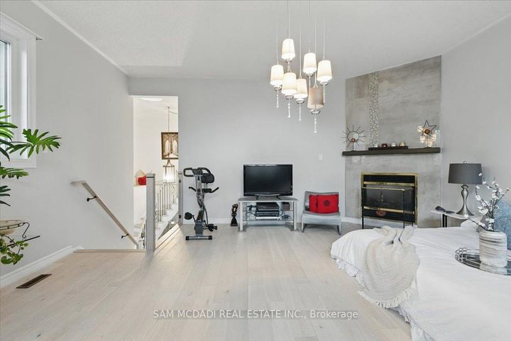 Photo 17 at 6074 Leeside Crescent, Central Erin Mills, Mississauga