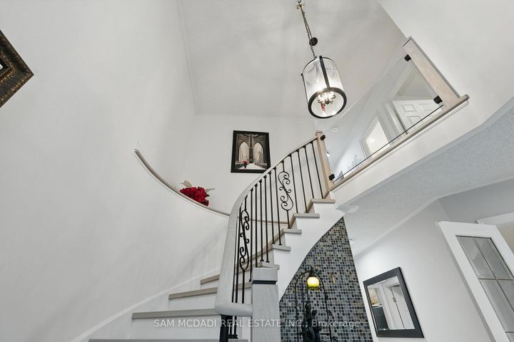 Photo 18 at 6074 Leeside Crescent, Central Erin Mills, Mississauga