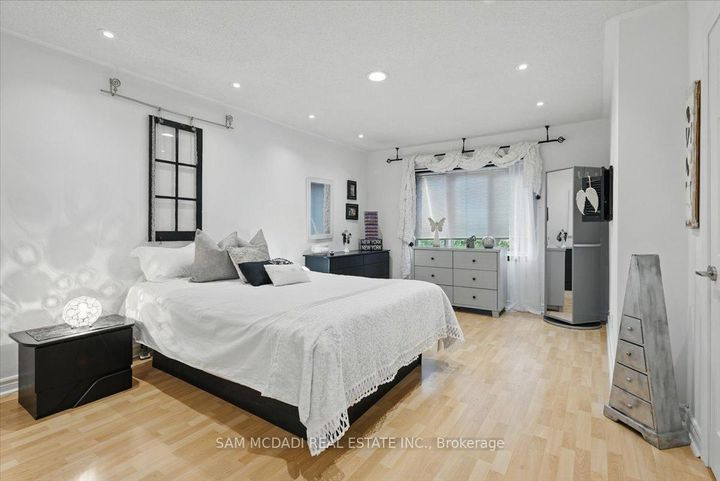 Photo 20 at 6074 Leeside Crescent, Central Erin Mills, Mississauga