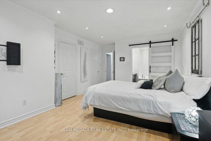 Photo 21 at 6074 Leeside Crescent, Central Erin Mills, Mississauga