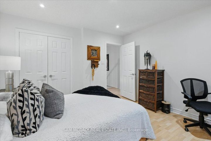 Photo 29 at 6074 Leeside Crescent, Central Erin Mills, Mississauga