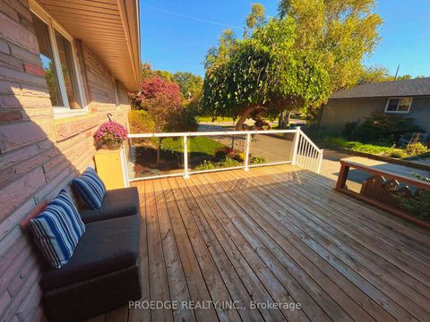 Photo 3 at 262 Randall Crescent, Cliffcrest, Toronto