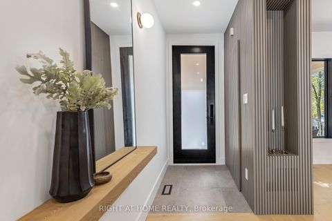 Photo 2 at 768 Richmond Street W, Niagara, Toronto