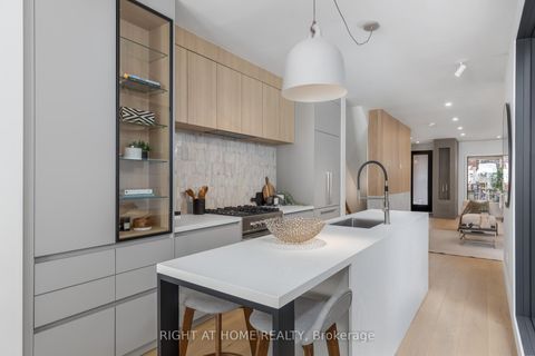 Photo 11 at 768 Richmond Street W, Niagara, Toronto