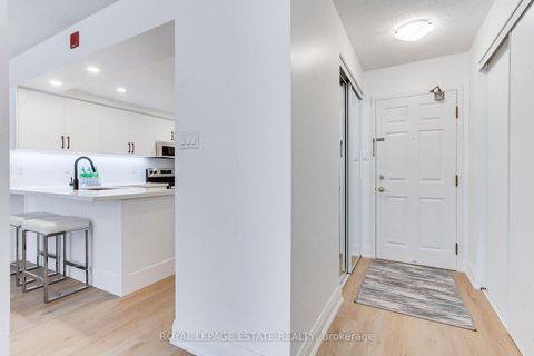 Photo 5 at 407 - 175 Cedar Ave Avenue, Harding, Richmond Hill