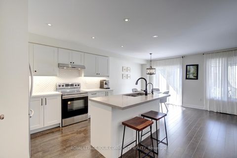 Photo 3 at 32 Black Maple Crescent, Patterson, Vaughan