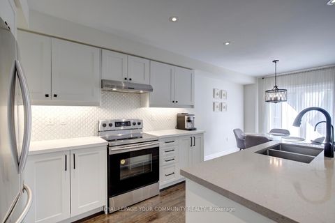 Photo 4 at 32 Black Maple Crescent, Patterson, Vaughan