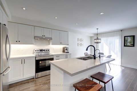 Photo 5 at 32 Black Maple Crescent, Patterson, Vaughan