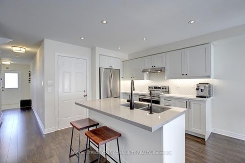 Photo 7 at 32 Black Maple Crescent, Patterson, Vaughan