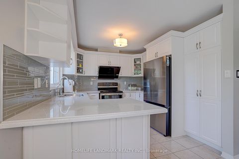 Photo 11 at 47 Wallwark Street, Bayview Northeast, Aurora