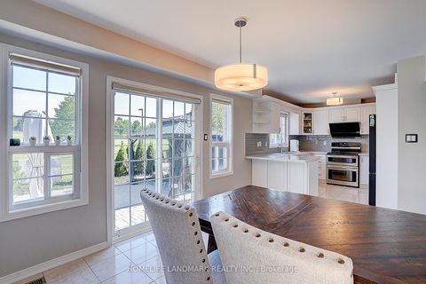 Photo 13 at 47 Wallwark Street, Bayview Northeast, Aurora