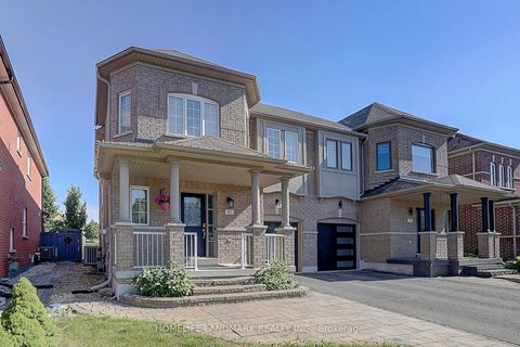 Photo 34 at 47 Wallwark Street, Bayview Northeast, Aurora