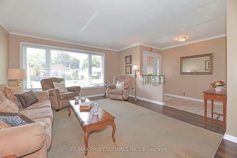 Photo 3 at 39 Montvale Drive, Cliffcrest, Toronto