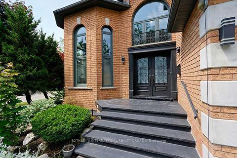 Photo 4 at 2 Kimber Crescent, East Woodbridge, Vaughan