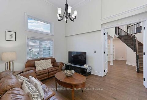 Photo 11 at 2 Kimber Crescent, East Woodbridge, Vaughan