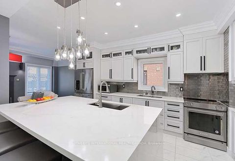 Photo 16 at 2 Kimber Crescent, East Woodbridge, Vaughan