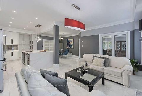 Photo 17 at 2 Kimber Crescent, East Woodbridge, Vaughan