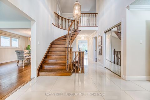 Photo 3 at 627 Conacher Drive, Newtonbrook East, Toronto