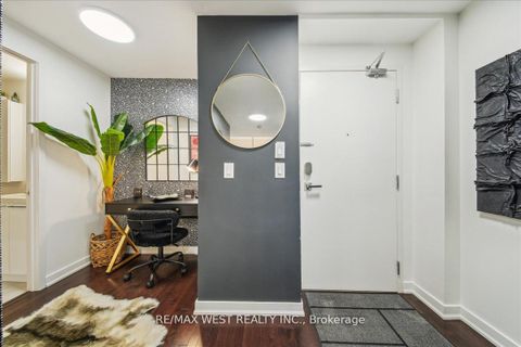 Photo 2 at 512 - 14 York Street, Waterfront Communities C1, Toronto