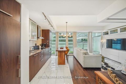 Photo 3 at 512 - 14 York Street, Waterfront Communities C1, Toronto