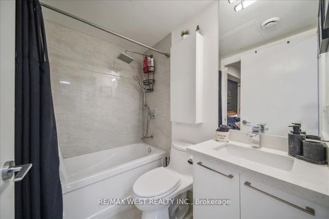 Photo 7 at 512 - 14 York Street, Waterfront Communities C1, Toronto