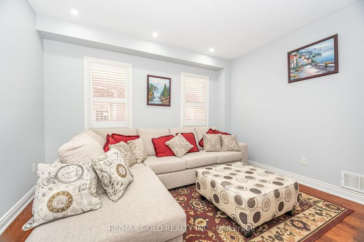 Photo 2 at 8 Goreridge Crescent, Bram East, Brampton