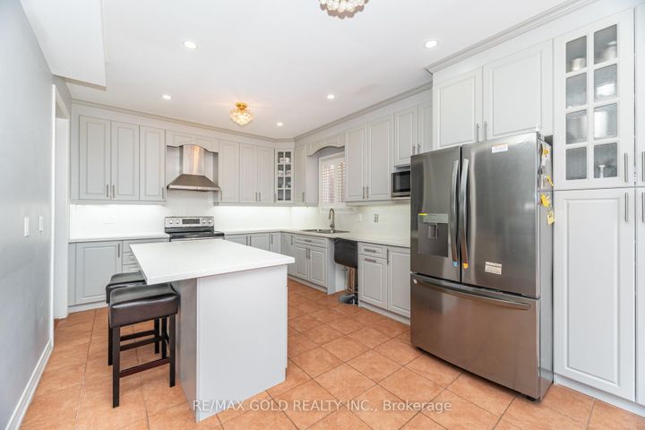 Photo 5 at 8 Goreridge Crescent, Bram East, Brampton