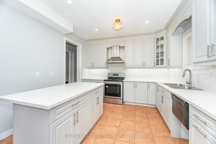 Photo 6 at 8 Goreridge Crescent, Bram East, Brampton
